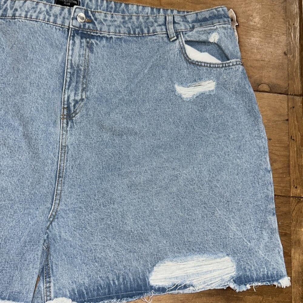 Woman’s PLUS LIGHT BLUE WASH HIGH WAISTED FRAYED DISTRESSED HEM JORTS
Size 24 - Picture 6 of 11